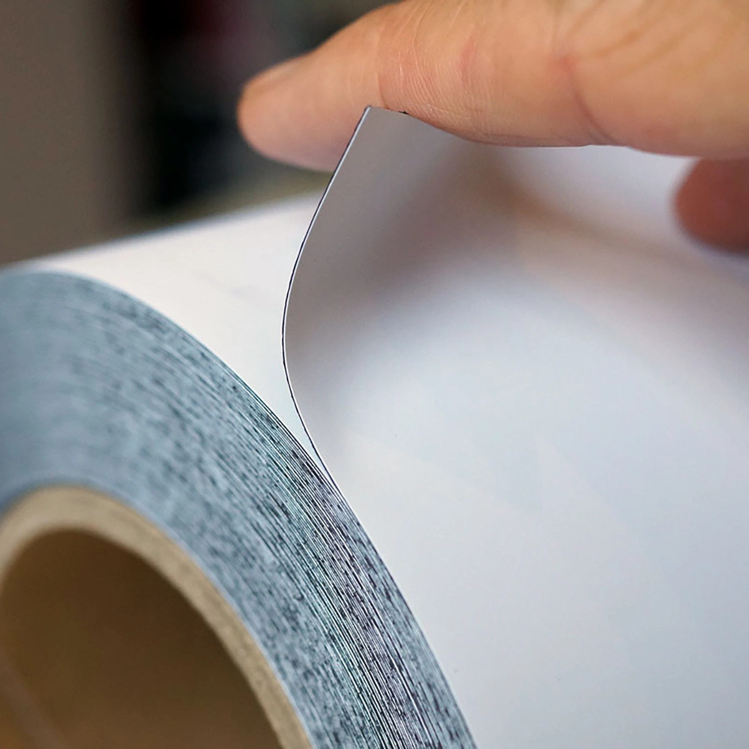 Magnetic sheeting material for reusable printed display applications