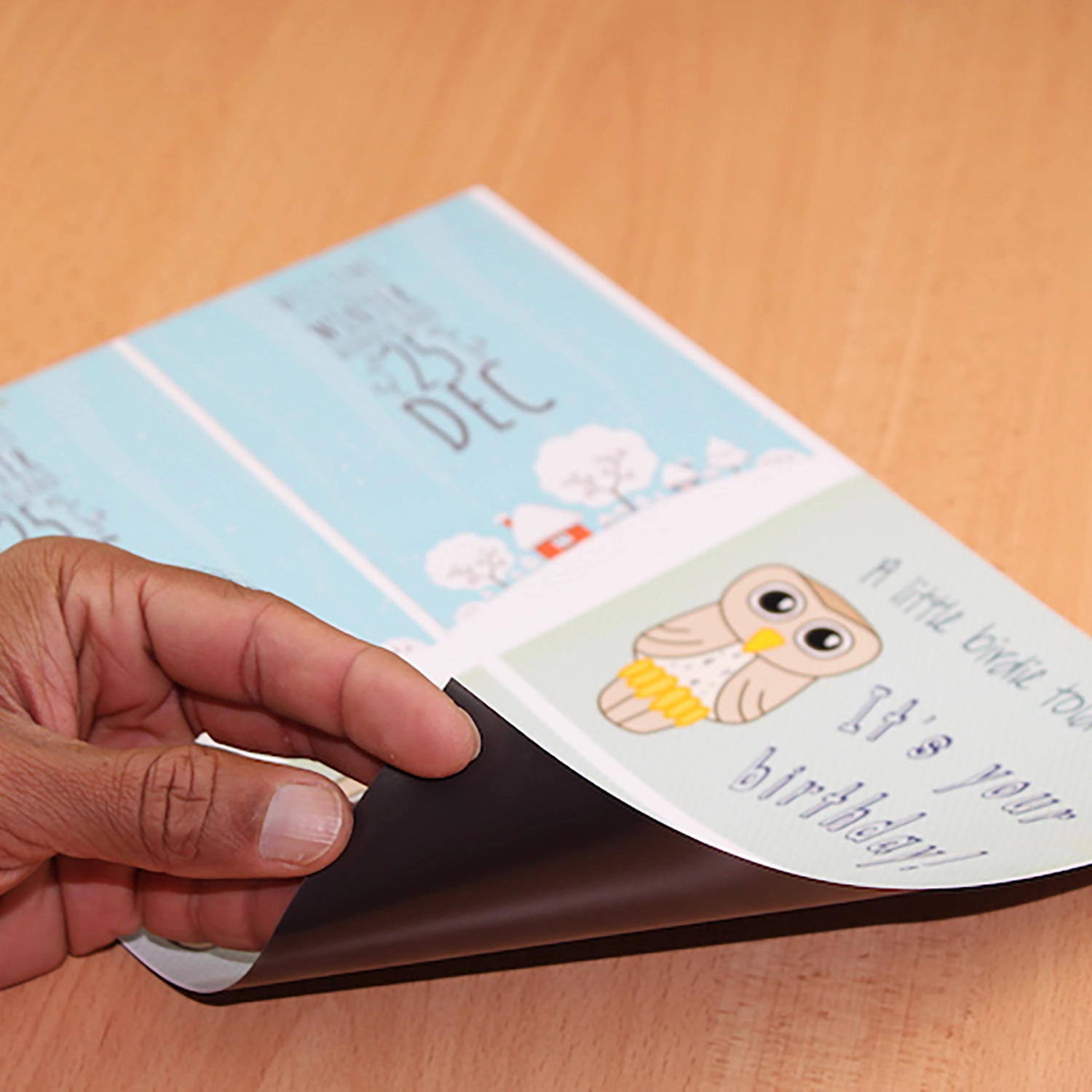 Magnetic sheeting material for reusable printed display applications